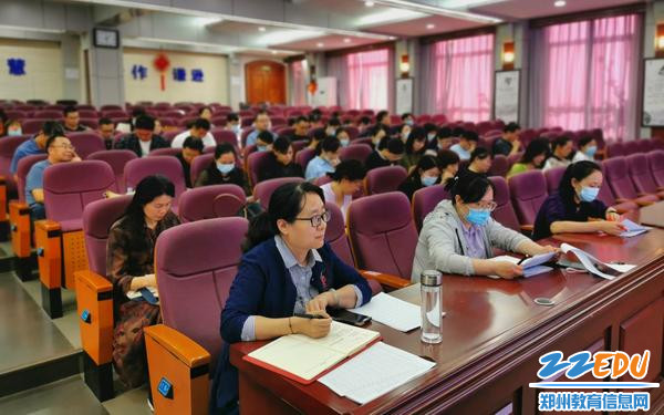 老师们认真听取会议精神 老师们认真听取会议精神