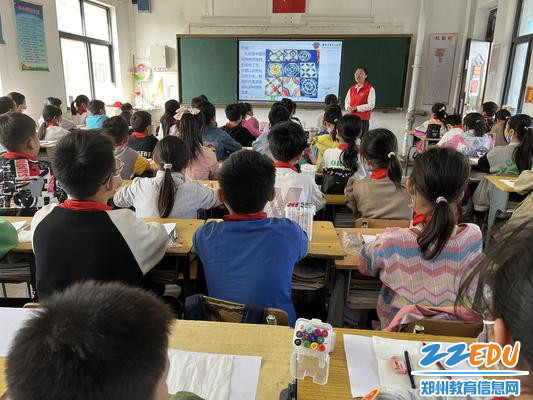 党员志愿者刘倩楠为五年级学生送了一节美术课