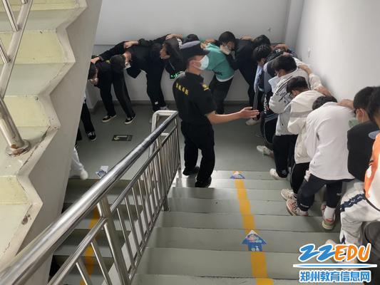 1.楼层教官指挥同学们有序逃离 1.楼层教官指挥同学们有序逃离