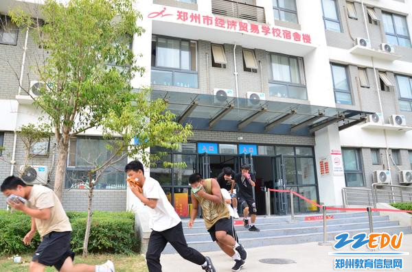 2.同学们从宿舍撤离(1) 2.同学们从宿舍撤离(1)