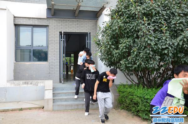 3.从另一路线撤离的同学们(1) 3.从另一路线撤离的同学们(1)