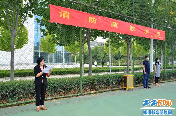 5.副校长韩洁对本次演练进行总结(1) 5.副校长韩洁对本次演练进行总结(1)