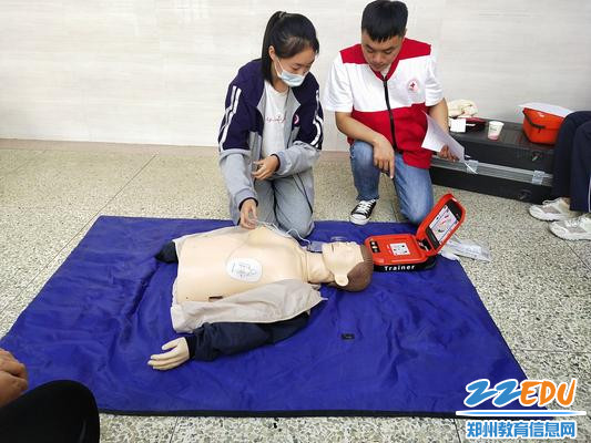 3.红十字老师向学生讲解AED的原理与使用