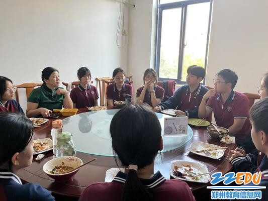 郑州18中校长助理团主要成员、高一年级学生代表和校长段亚萍在三楼餐厅共进午餐