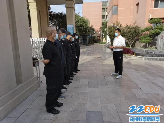 党总支副书记张永耀对安保人员进行假期值班要求和工作培训