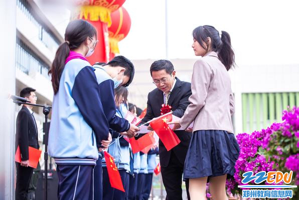 李旭副校长为学生颁发证书
