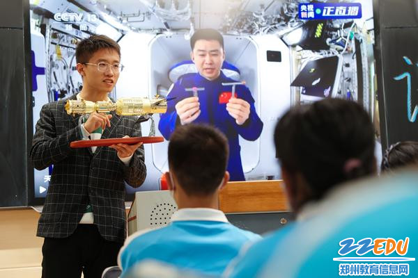 社团老师为同学们讲解中国空间站的设计 (2)