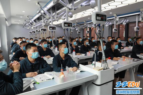 学生们认真听讲 学生们认真听讲