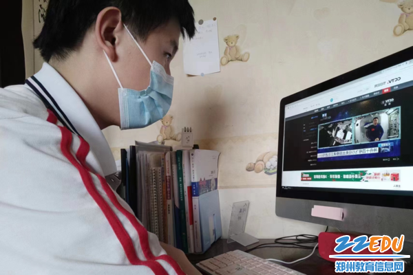 认真听课的同学们 认真听课的同学们