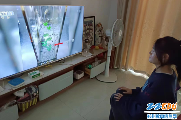 疫情期间学生居家观看天宫课堂 疫情期间学生居家观看天宫课堂