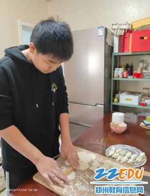 给爸妈包饺子吃 给爸妈包饺子吃