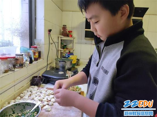 登封市博文路小学学生在家学习包饺子
