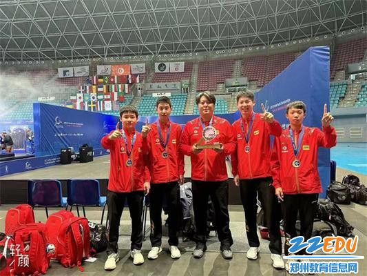 1郑州11中温瑞博同学（右二）首披国乒“战袍”出战世界青年乒乓球锦标赛夺冠