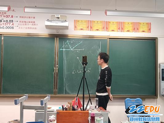 4.数学组卢锐涛老师留守学校在教室给学生上网课