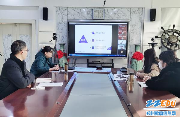 宋歌副校长向专家组介绍学校项目建设背景与概况