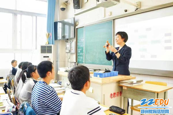 张莹校长、陈文杰老师分获2022年度“中国好校长”“中国好老师”美誉。 (1)