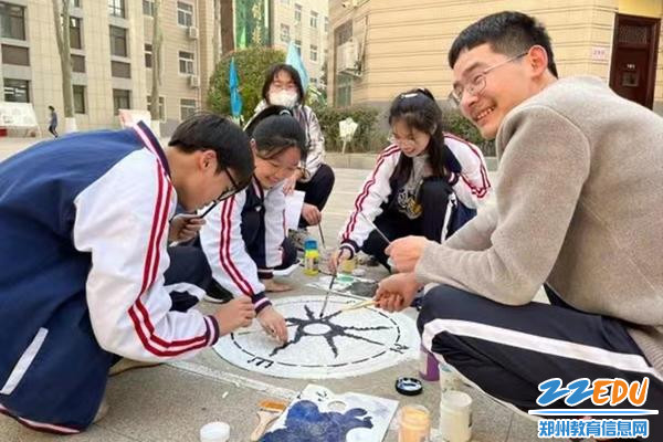 郑州市第四十四高级中学的学生们为校园井盖穿新衣