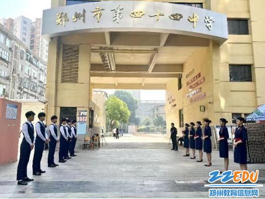 郑州市第四十四高级中学礼仪标兵为艺术后备生考试服务
