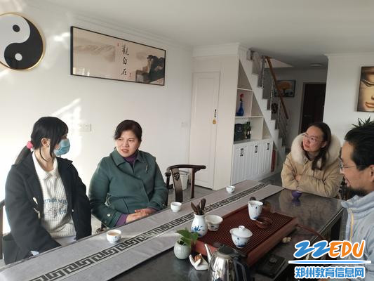 校长段亚萍（左二）就在校的生活和学习问题同乔赫同学进行深入交流