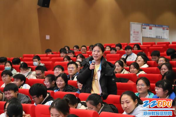 同学们积极发问和学长学姐交流 同学们积极发问和学长学姐交流