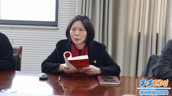 市教科所党支部副书记王艳荣部署新学期党建工作。
