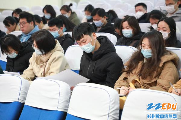 2班主任老师们认真学习中 2班主任老师们认真学习中