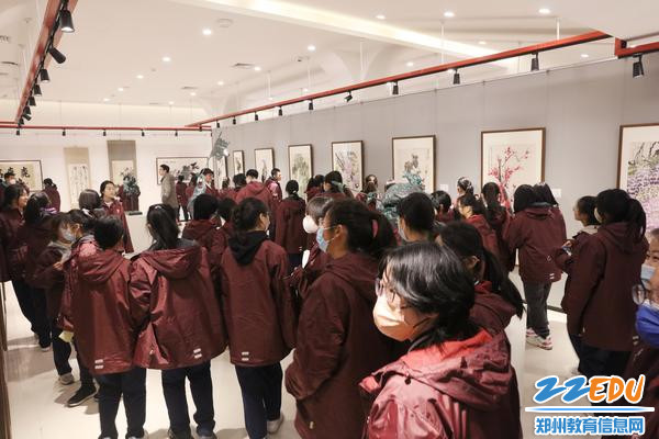组织学生在唐玉润美术馆欣赏1985届学校首届美术生的汇报书画作品展