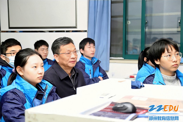 5学校党委书记、校长梁寅峰和同学们一起参加开学典礼。_副本