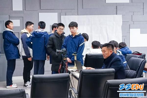 1.郑东新区招生考试中心工作人员在为学生进行信息采集(1) 1.郑东新区招生考试中心工作人员在为学生进行信息采集(1)