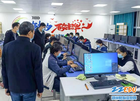 3.校领导指导留校考生进行高考网上报名(2) 3.校领导指导留校考生进行高考网上报名(2)