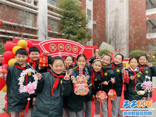 看看我们的造型别致的灯笼 看看我们的造型别致的灯笼