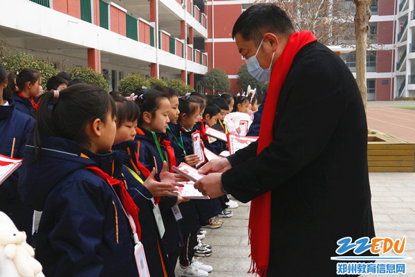 为获奖同学颁发证书 为获奖同学颁发证书