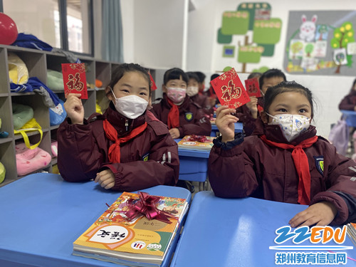 学生手举红包 学生手举红包