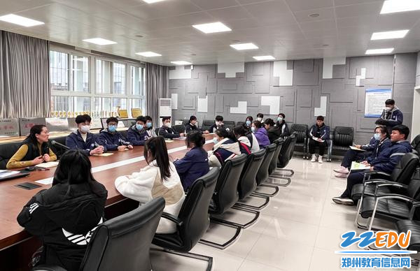 李晓培向各社团学生负责人布置新学期社团具体工作