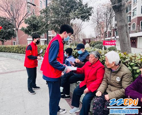 志愿者社团在社区开展活动