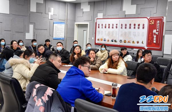 全体辅导教师认真参会 全体辅导教师认真参会