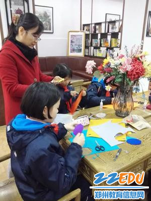 陈瑞敏老师在课堂上为学生演示书签制作 陈瑞敏老师在课堂上为学生演示书签制作