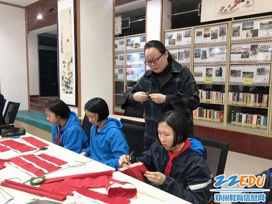 刘晓娜老师在课堂上帮助学生修改作品 刘晓娜老师在课堂上帮助学生修改作品