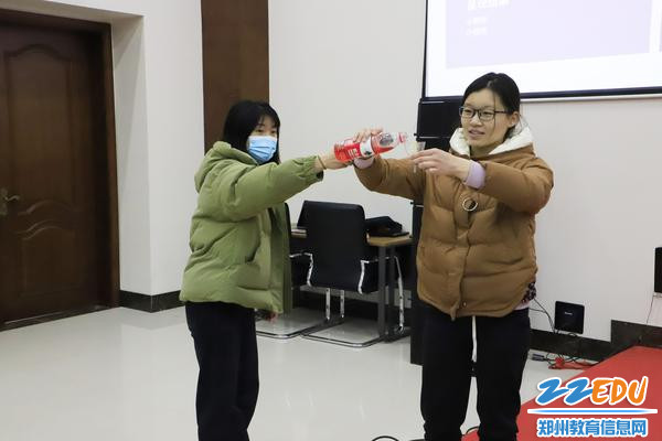 图片1 Wuli悟理物理课程教师方志慧做课程宣讲 图片1 Wuli悟理物理课程教师方志慧做课程宣讲