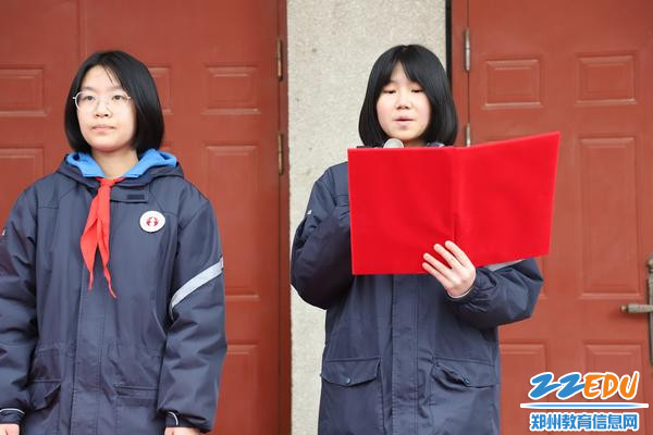 学生代表进行主题演讲 学生代表进行主题演讲