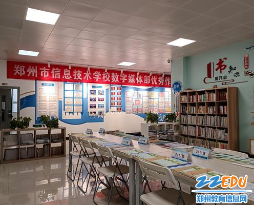 同学们在走廊和书吧观赏优秀作业- (2) 同学们在走廊和书吧观赏优秀作业- (2)