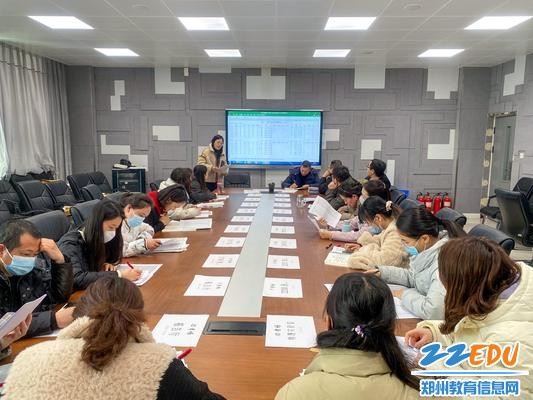 2.高三年级长李新华老师在作考试成绩分析 2.高三年级长李新华老师在作考试成绩分析