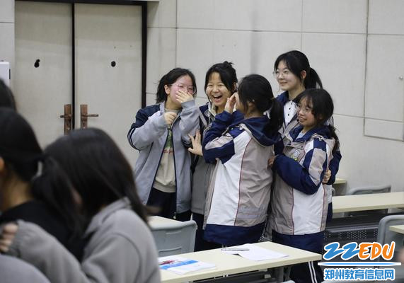 3活动中同学们开怀大笑 3活动中同学们开怀大笑