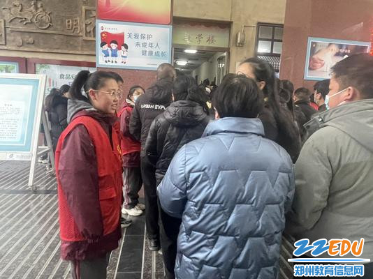 学生志愿者为家长指路 学生志愿者为家长指路