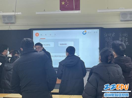 会后家长与班主任亲切交流 会后家长与班主任亲切交流