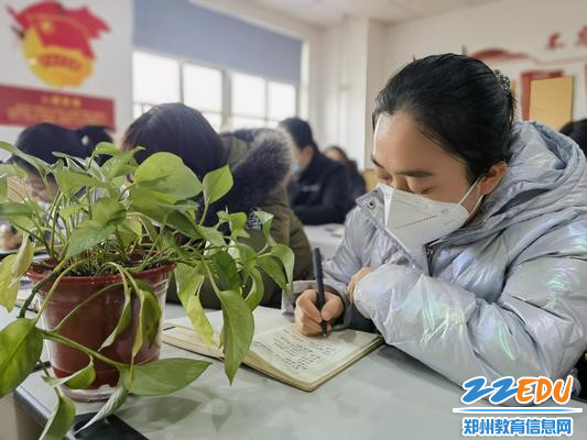 班主任老师用心倾听、记录 班主任老师用心倾听、记录