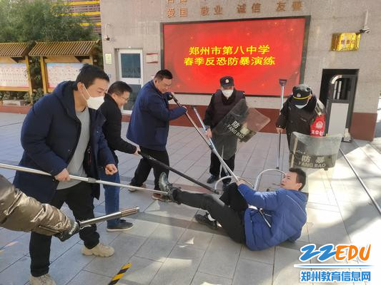 执勤教师、保安员、巡防员合力擒获 执勤教师、保安员、巡防员合力擒获