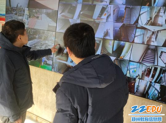 3安全检查小组成员在查看视频监控设备 3安全检查小组成员在查看视频监控设备