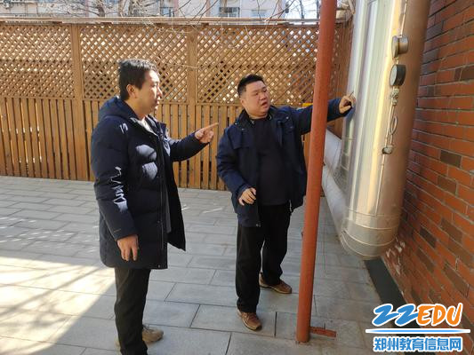 5安全检查小组成员在检查新风管道系统 5安全检查小组成员在检查新风管道系统