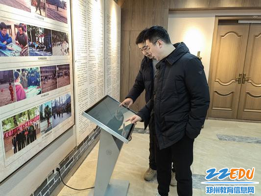 6安全检查小组在校史馆检查电子设备 6安全检查小组在校史馆检查电子设备